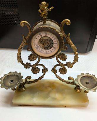 Orologio da mensola antico bronzo, con una base in