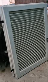 Persiane in legno restaurate e verniciate da poco