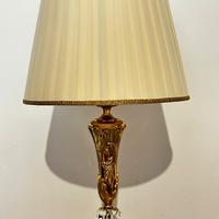 Lampada da tavolo classica dorata con paralume