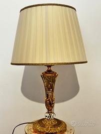 Lampada da tavolo classica dorata con paralume