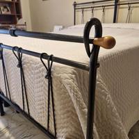 Due letti singoli in ferro battuto + due reti