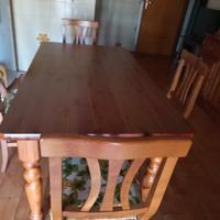 mobile rustico e tavolo con sedie 