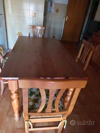 mobile rustico e tavolo con sedie 