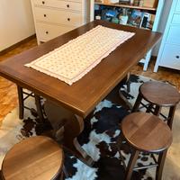 Tavolo in legno massiccio con 6 sgabelli
