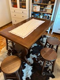 Tavolo in legno massiccio con 6 sgabelli