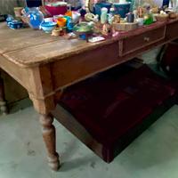 Tavolo antico in legno massello.