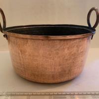 Pentole, brocche e oggetti antichi in rame