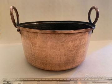 Pentole, brocche e oggetti antichi in rame