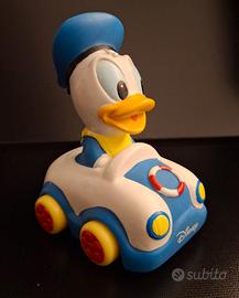 Disney Paperino in auto