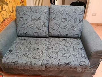 Divano 2 posti grigio con disegni floreali