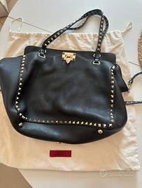 Borsa rockstud in pelle nera martellata