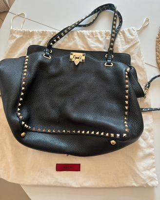 Borsa rockstud in pelle nera martellata