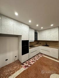 Cucina angolare su misura con elettrodomestici