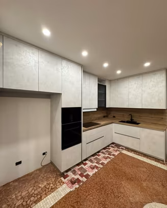 Cucina angolare su misura con elettrodomestici