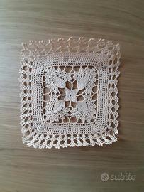 Centrino Uncinetto Quadrato fatto a mano (B)