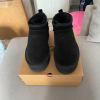 scarpe ugg  nere nuove