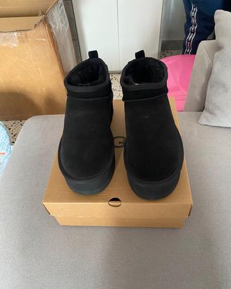scarpe ugg  nere nuove