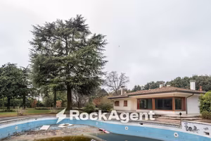 Villa di 700 m² con più di 5 locali e box auto a Q