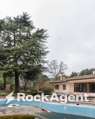 Villa di 700 m² con più di 5 locali e box auto a Q