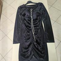 Vestito nero con collana elegante