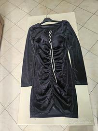 Vestito nero con collana elegante