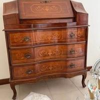 Scrittoio classico con cassettiera in legno noce.