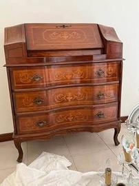 Scrittoio classico con cassettiera in legno noce.