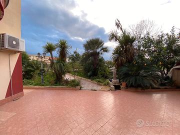 Appartamento 4 vani con cortile di 250 mq