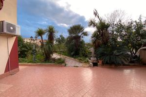 Appartamento 4 vani con cortile di 250 mq