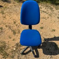 Sedia da ufficio blu con ruote