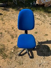 Sedia da ufficio blu con ruote