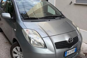 Toyota yaris diesel grigia con 2 set di ruote