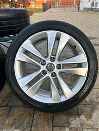 Gomme estive 235x45 R18 + cerchione per Opel Astra
