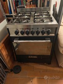 Cucina Tecnogas con forno elettrico e 4 fuochi