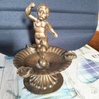 Posacenere vintage con putto in metallo.