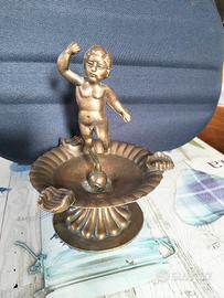Posacenere vintage con putto in metallo.