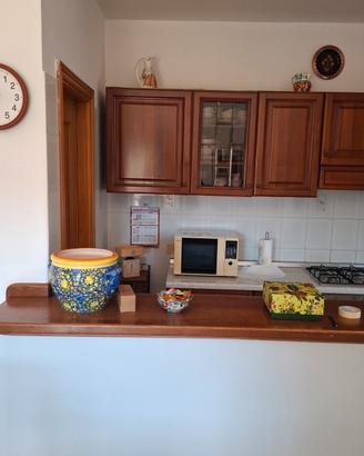 cucina in vero legno color noce scuro