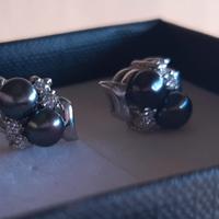 Orecchini con perle nere di fiume e zirconi