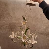 Lampadario in ferro battuto bianco con fiori