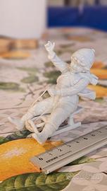 Statuina Capodimonte di bambino sullo slittino