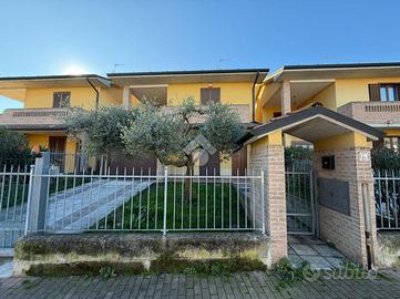 VILLA A SCHIERA CENTRALE A RIVOLTA D'ADDA