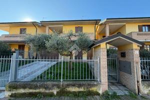 VILLA A SCHIERA CENTRALE A RIVOLTA D'ADDA