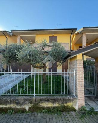 VILLA A SCHIERA CENTRALE A RIVOLTA D'ADDA