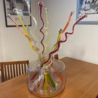 Vaso con rami di vetro colorati