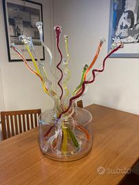 Vaso con rami di vetro colorati