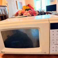 Macchinetta del caffe e forno a microonde