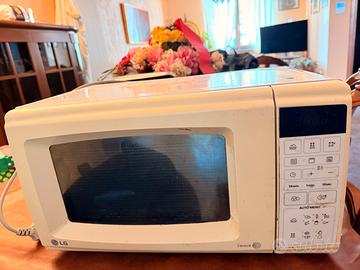 Macchinetta del caffe e forno a microonde