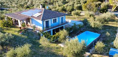 TERNI - VILLA DI RECENTE COSTRUZIONE CON GIARDINO