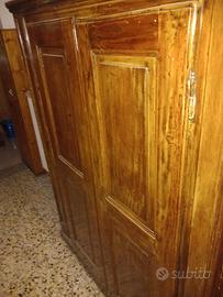 Antico armadio guardaroba restaurato