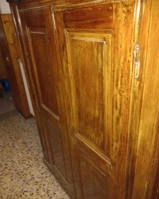 Antico armadio guardaroba restaurato